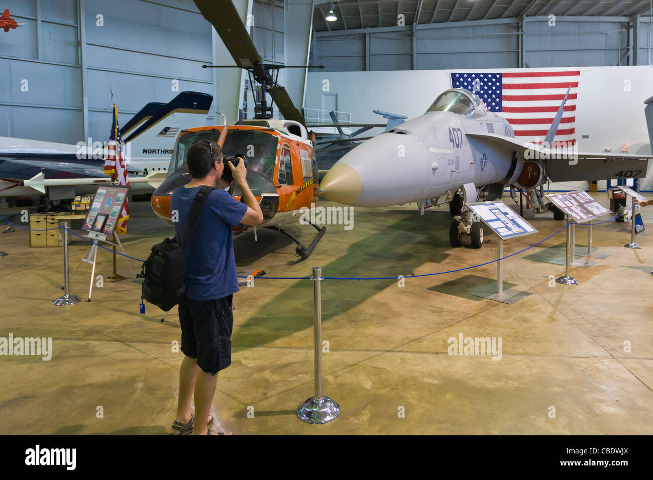 Un hombre que toma una foto de mirar planos en el museo de aeronaves en el acorazado USS Alabama Park en Mobile Alabama Foto de stock