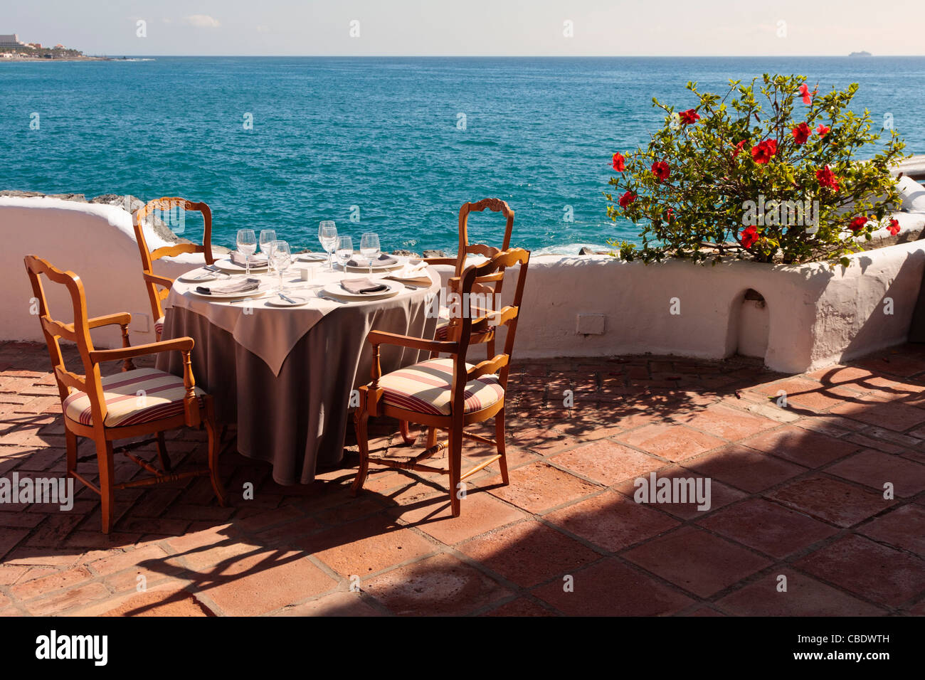 La zona del restaurante al aire libre del hotel en la costa de Las Américas, Tenerife, Islas Canarias, España Foto de stock