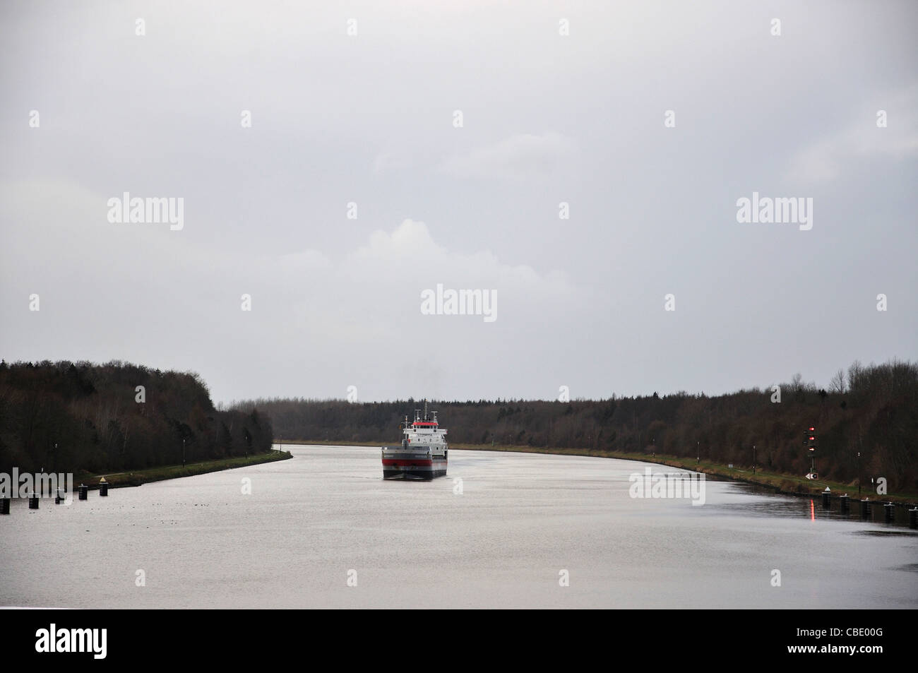 Buque atravesando el Canal de Kiel, Schleswig-Holstein, República Federal de Alemania. Foto de stock