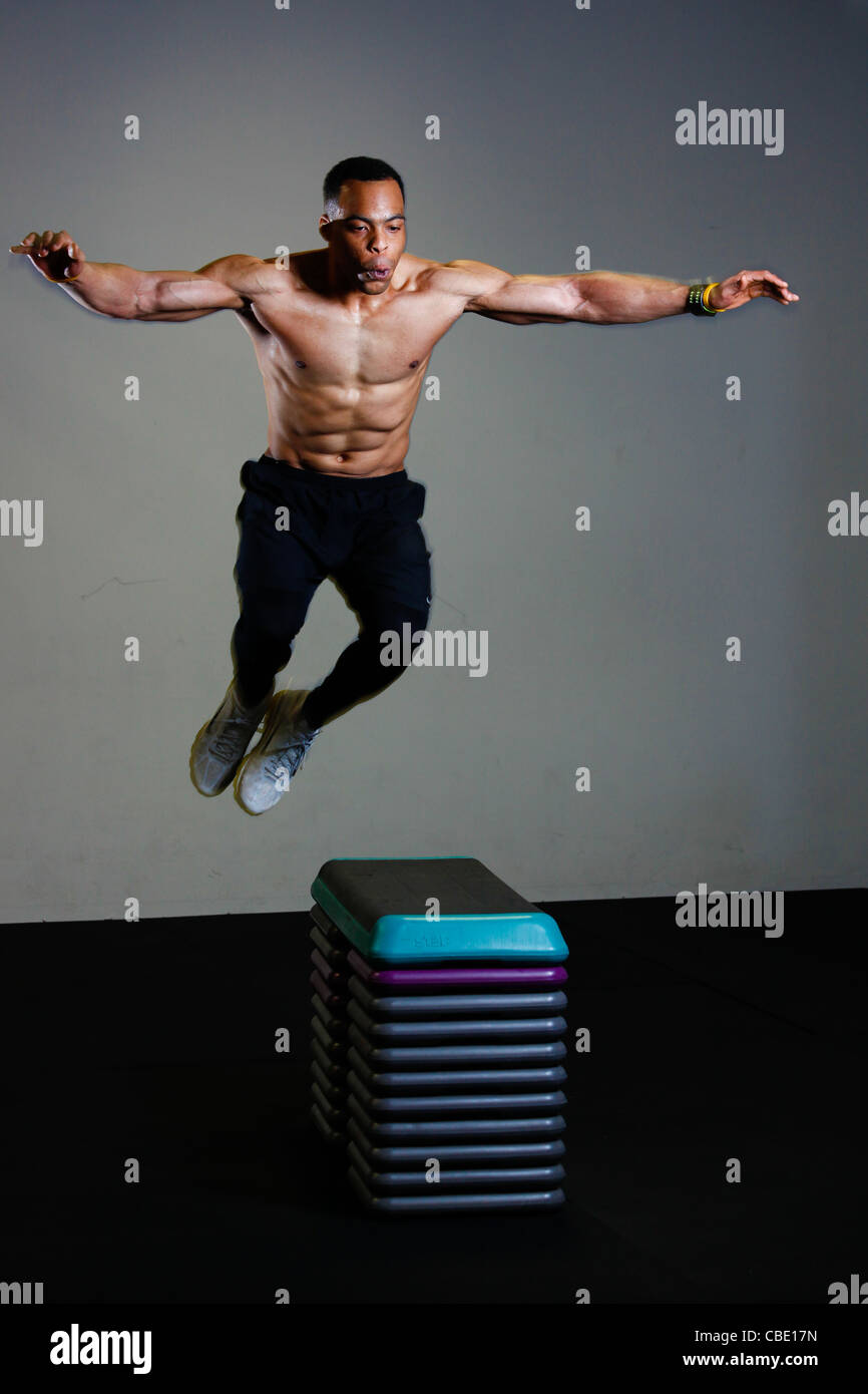 Hombre haciendo caja negra salta de su gimnasio entrenamiento. Foto de stock