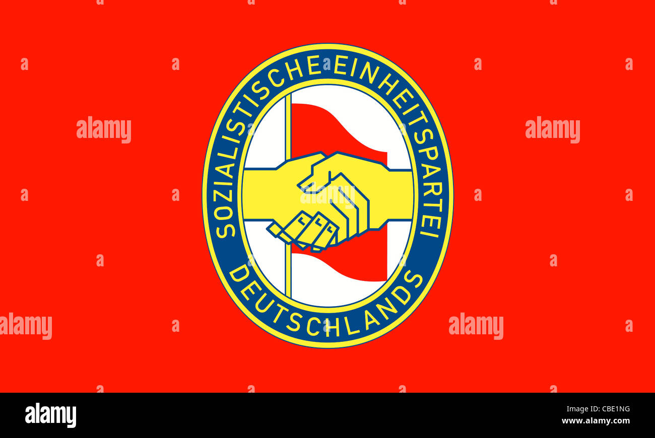 La bandera del Partido del Partido Socialista Unificado de Alemania, sed de la República Demokratic alemana RDA con el logotipo del partido. Foto de stock