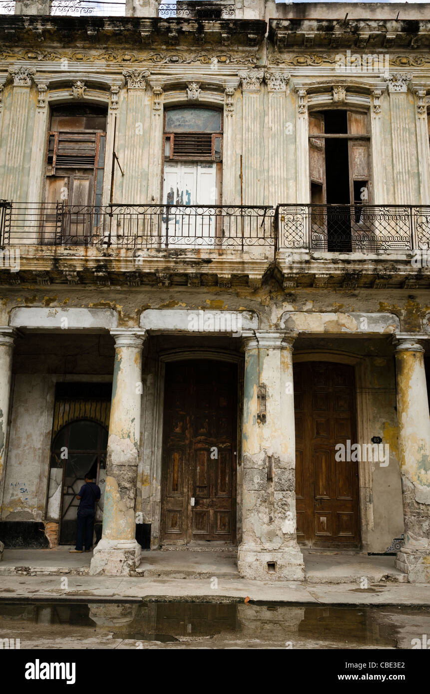 Desvencijado edificio Habana Vieja, La Habana, Cuba Foto de stock