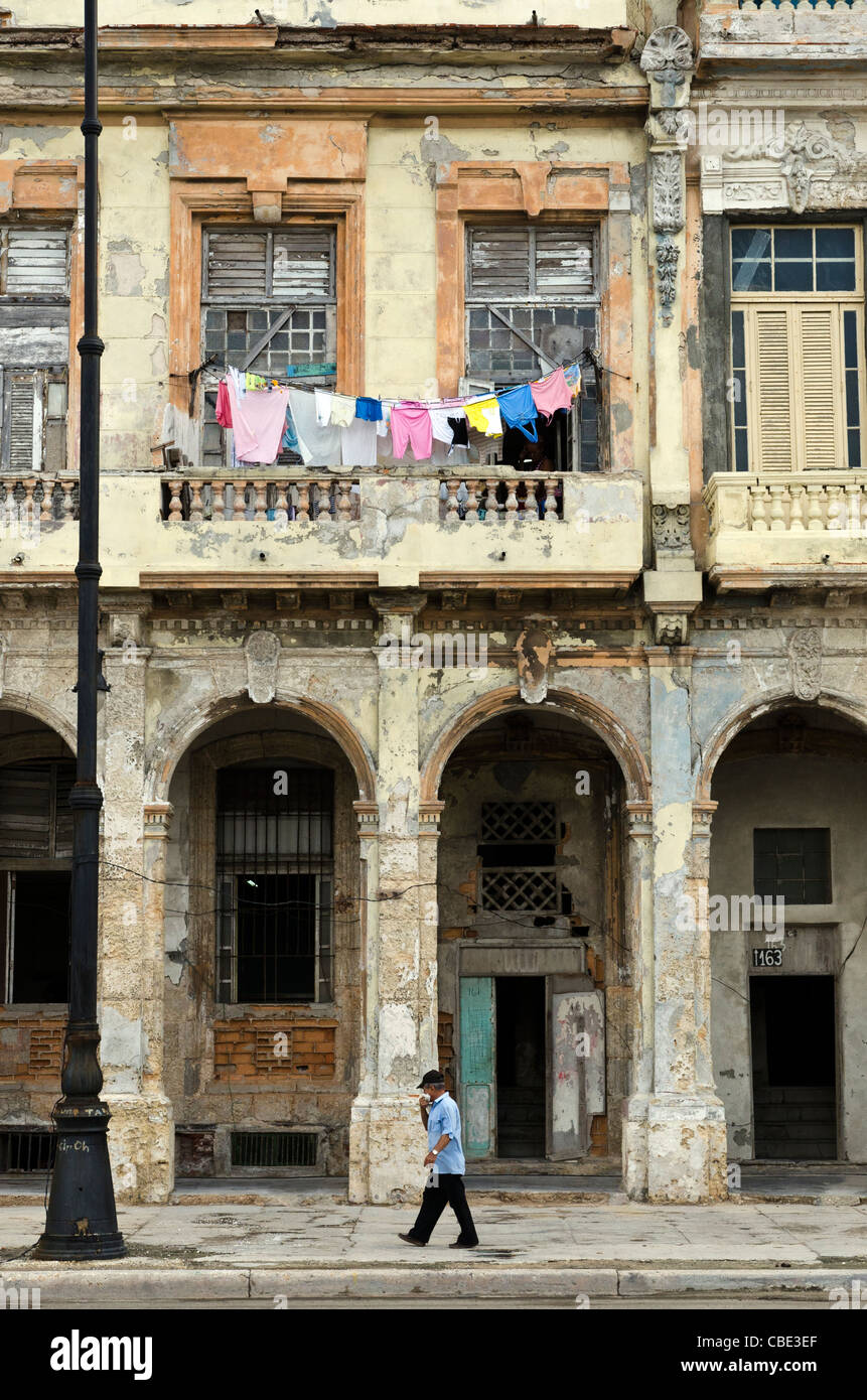 Desvencijado edificio Habana Vieja, La Habana, Cuba Foto de stock