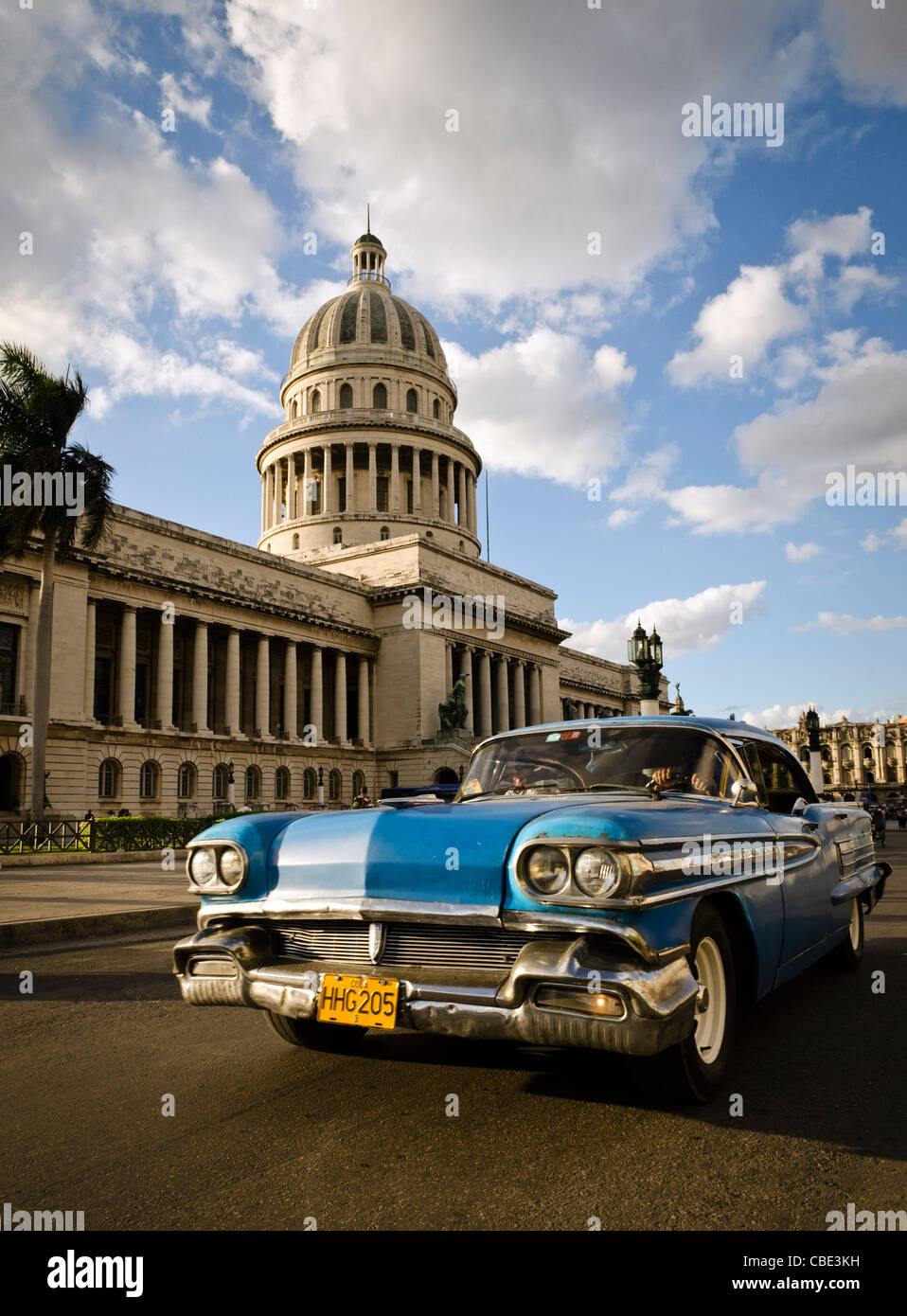Coche clásico americano en frente de el Capitolio La Habana Cuba Foto de stock