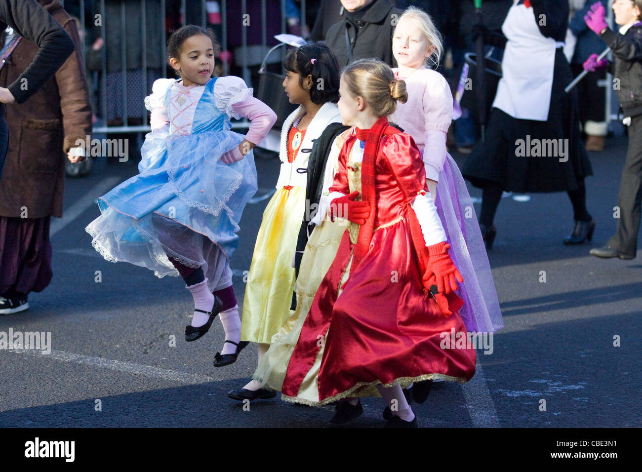 Niños vestidos como princesas durante el desfile de Navidad de Disney en  Buckingham Fotografía de stock - Alamy