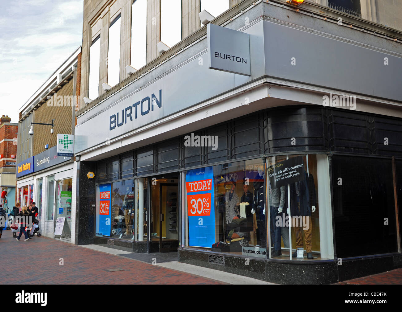 Burton tienda de moda para hombre en Sittingbourne High Street Kent Reino Unido Foto de stock