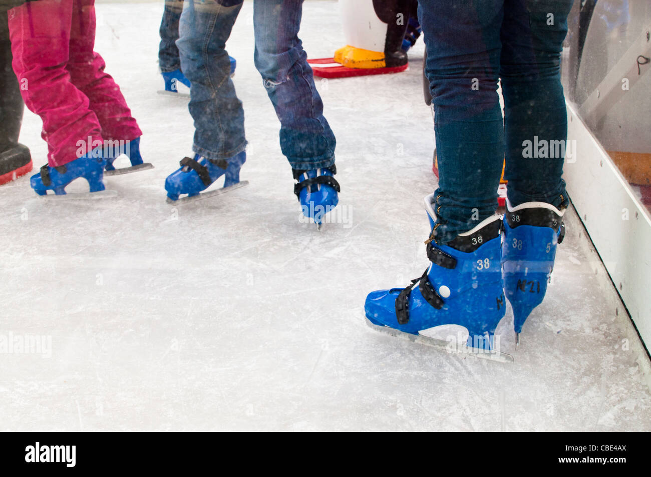 Botas de patinaje sobre hielo fotografías e imágenes de alta resolución -  Alamy