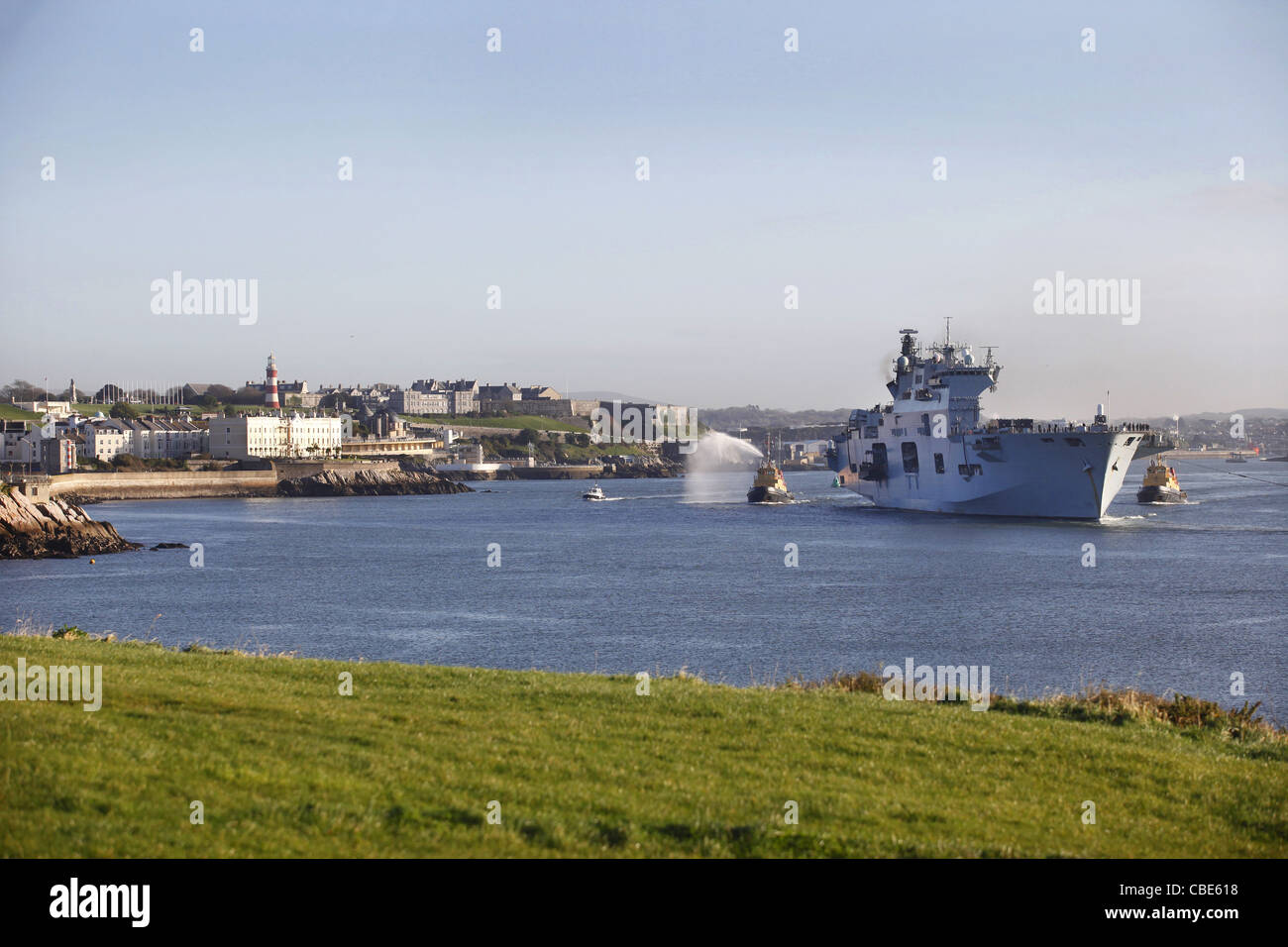 HMS Ocean regresa a su puerto de Devonport en Plymouth, Devon, Reino Unido. Ella es visto aquí pasando Plymouth Hoe. Foto de stock