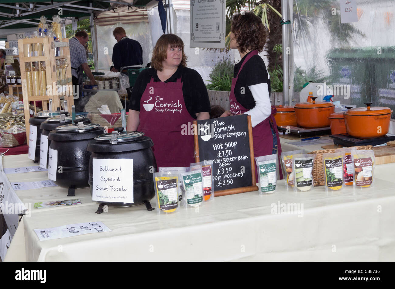 Las mujeres titulares de calado en la compañía de sopas de Cornualles Cornualles stand en el Festival de Comida y bebida en Truro, Inglaterra, Reino Unido (Gran Bretaña). Foto de stock