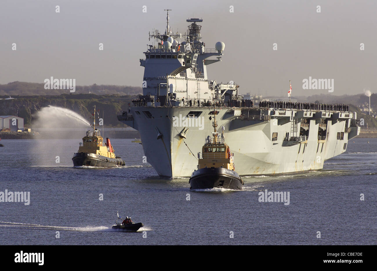 HMS Ocean regresa a su puerto de Devonport en Plymouth, Devon, Reino Unido. Foto de stock