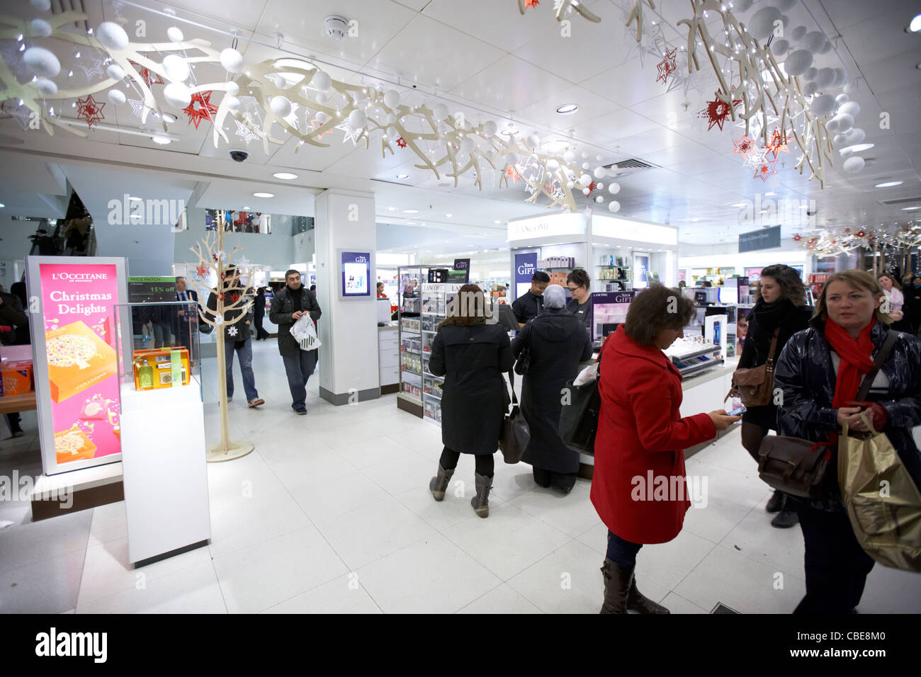 Tiendas de perfumes del reino unido fotografías e imágenes de alta  resolución - Alamy