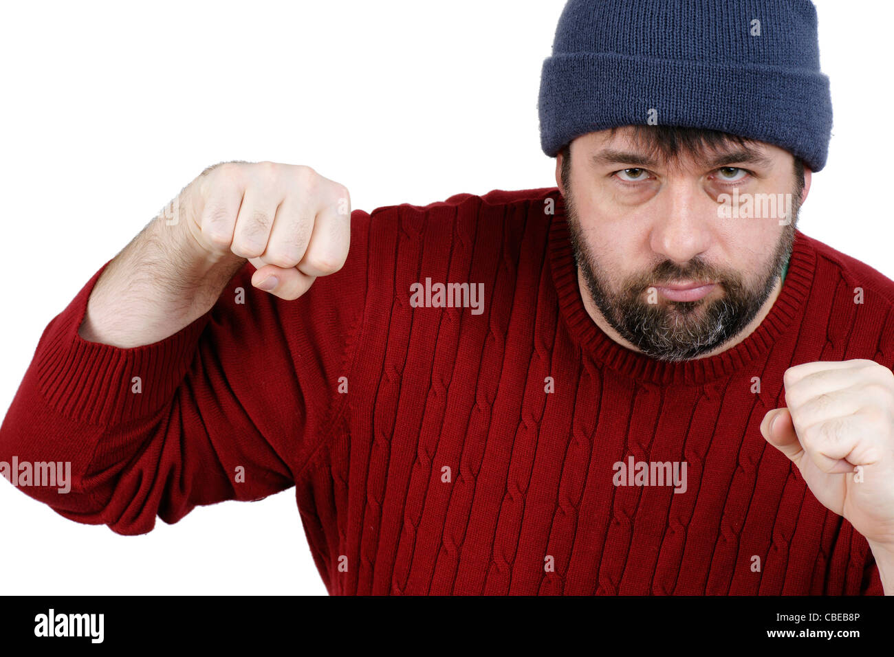 Gran hombre de mediana edad con barba durante una pelea, listo para perforar, aislado en blanco Foto de stock