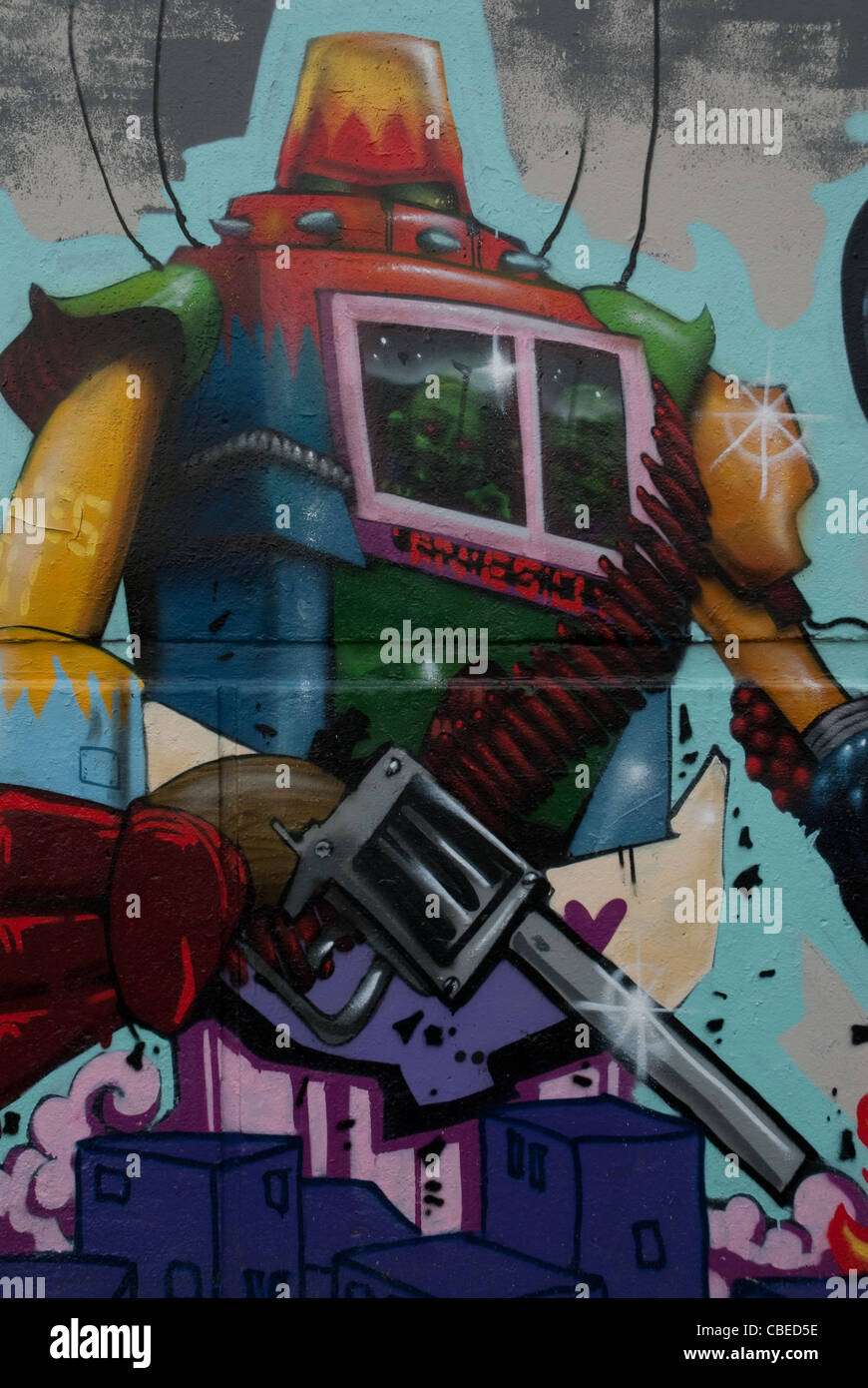 Robot man, con la pistola en la frente. Graffiti en pared en Holanda. Muy colorido Foto de stock