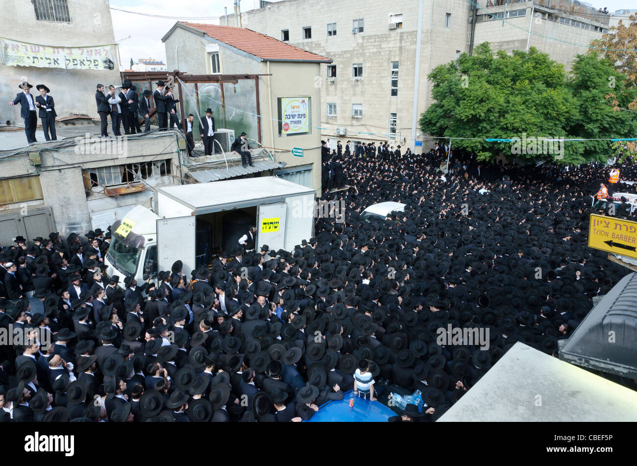 Ceremonia fúnebre de rabí Nathan Tzví Finkel de yeshivas Mir. Mea Shearim, en Jerusalén. Foto de stock