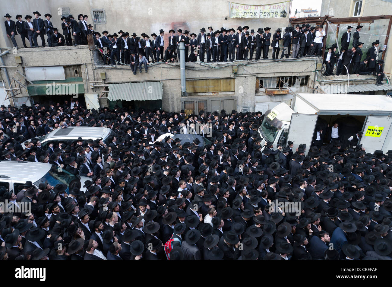 Ceremonia fúnebre de rabí Nathan Tzví Finkel de yeshivas Mir. Mea Shearim, en Jerusalén. Foto de stock