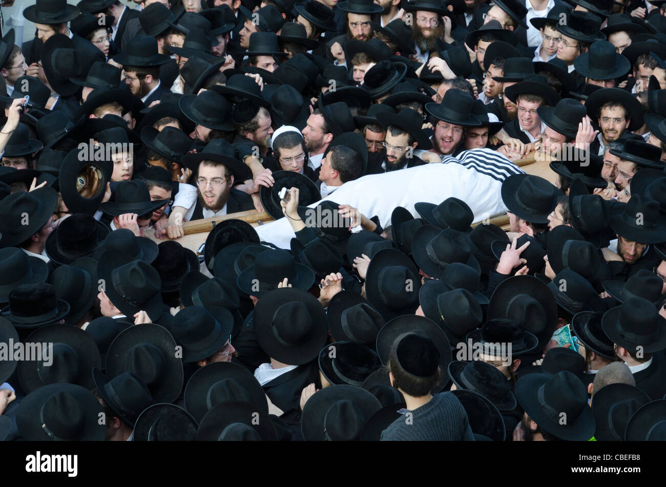 Ceremonia fúnebre de rabí Nathan Tzví Finkel de yeshivas Mir. Mea Shearim, en Jerusalén Foto de stock