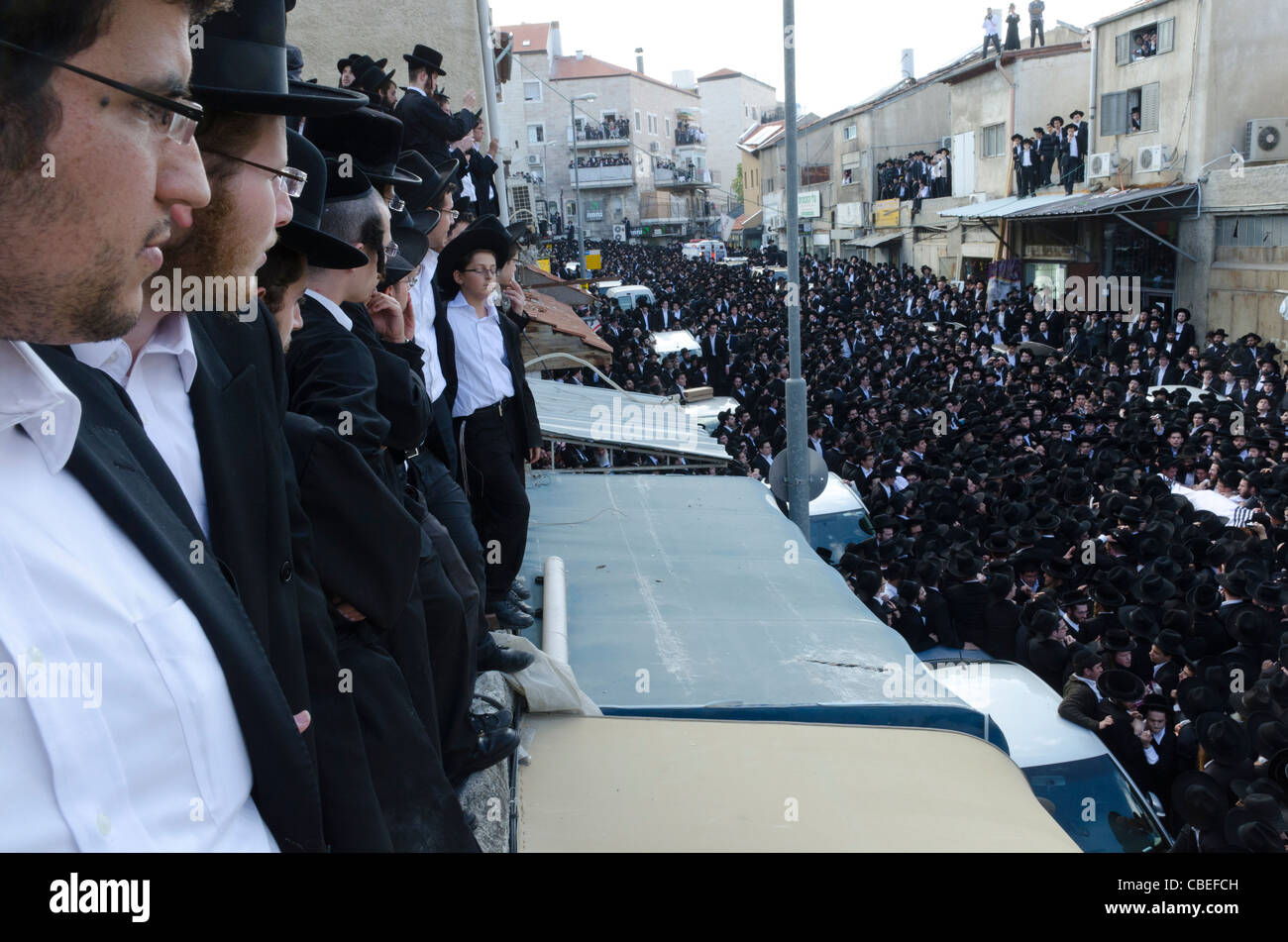 Ceremonia fúnebre de rabí Nathan Tzví Finkel de yeshivas Mir. Mea Shearim Foto de stock