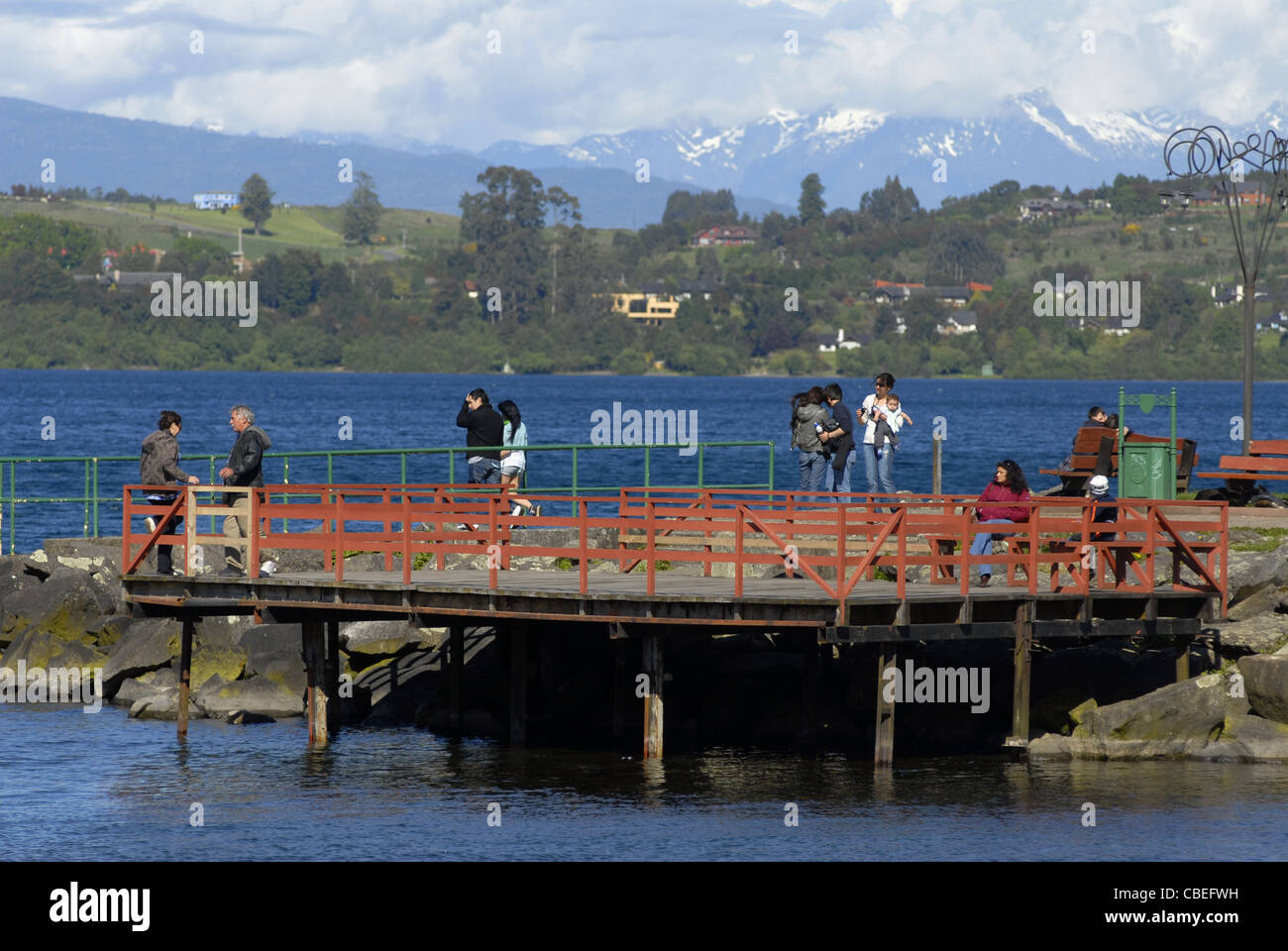 La gente en el Lago Llanquihue, Puerto Varas, Chile, el Distrito del Lago Foto de stock
