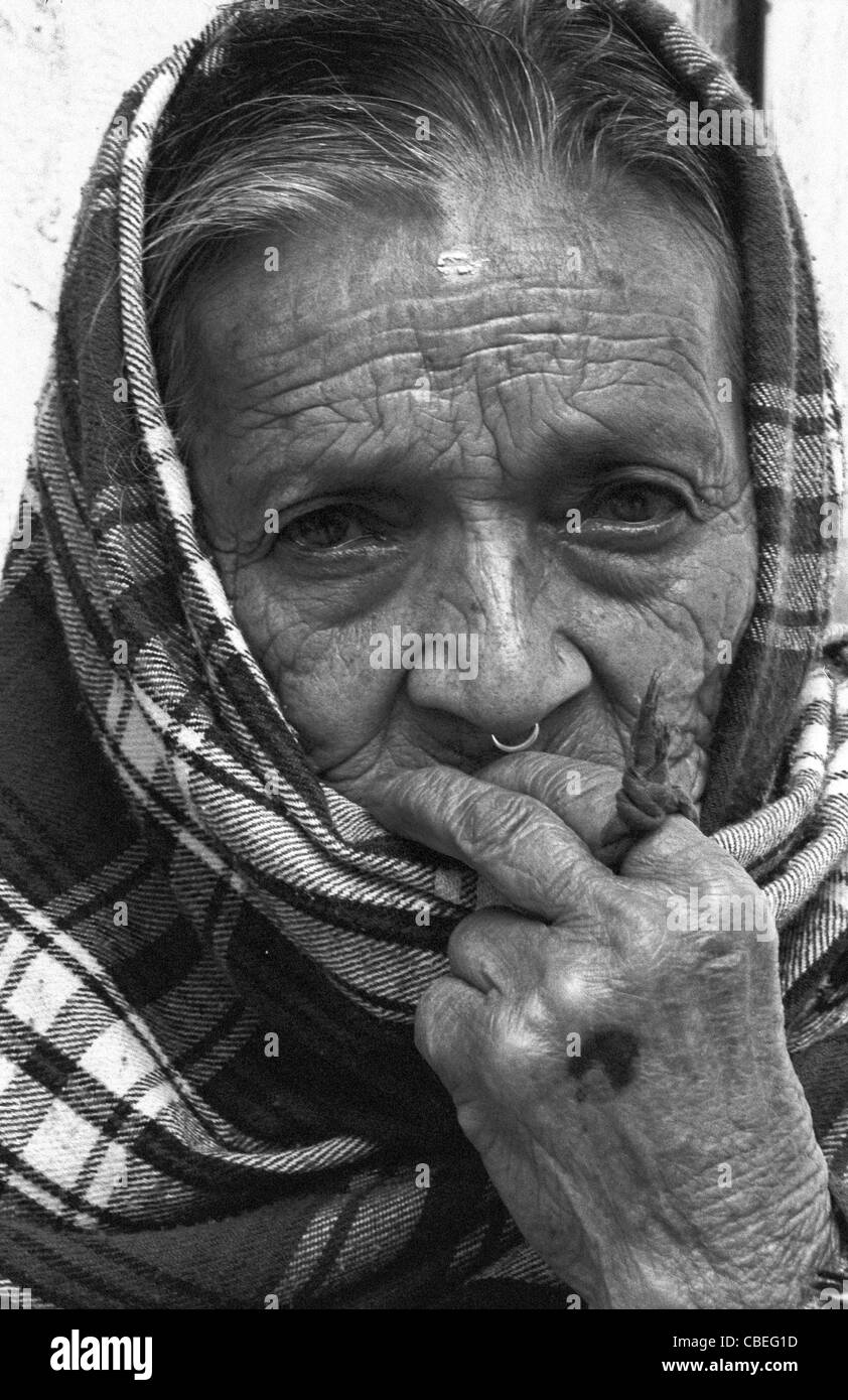 Caras tristes de mujer Imágenes de stock en blanco y negro - Alamy