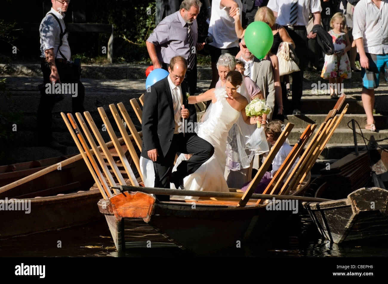 Recién casados con sus invitados a la boda en punt barco, Tübingen, Alemania, Europa Foto de stock