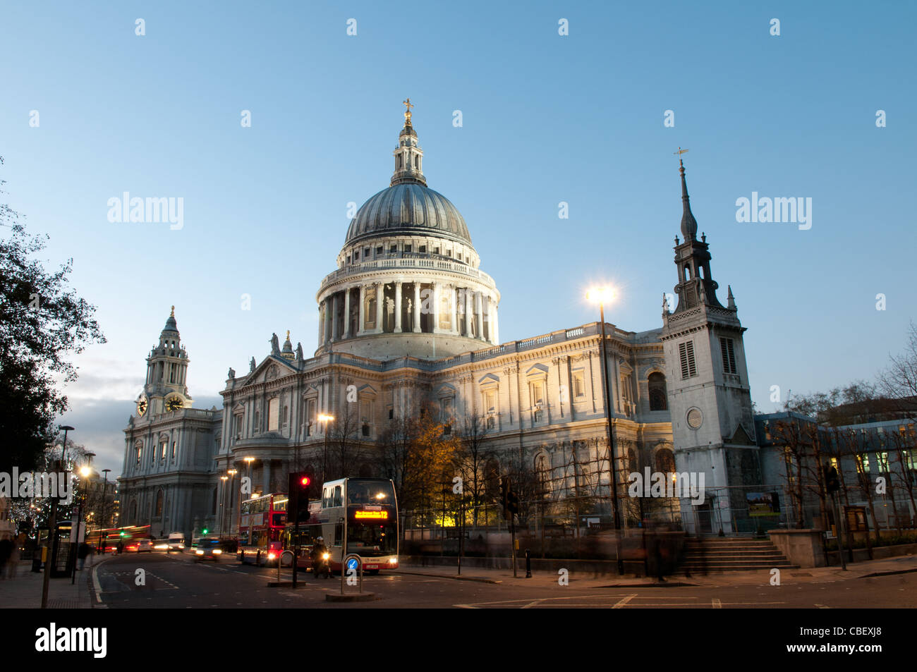 La Catedral de St Paul, al anochecer, Londres, Inglaterra, Reino Unido. Foto de stock