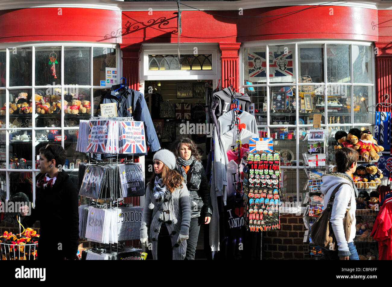 Delante de la tienda de regalos y souvenirs en Windsor Foto de stock