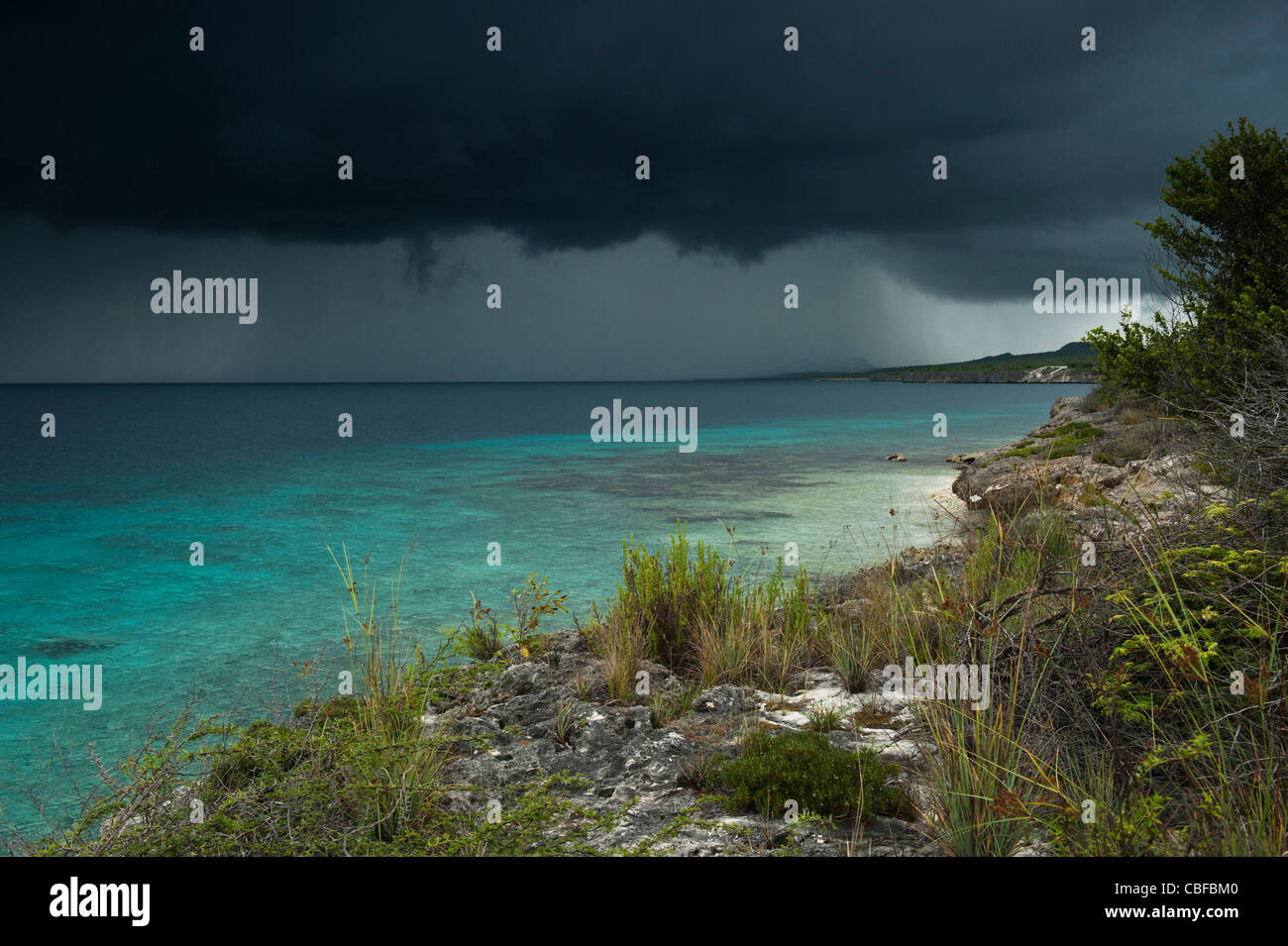 Tormenta sobre el océano, al oeste de Bonaire, Antillas Neerlandesas, Caribe Foto de stock