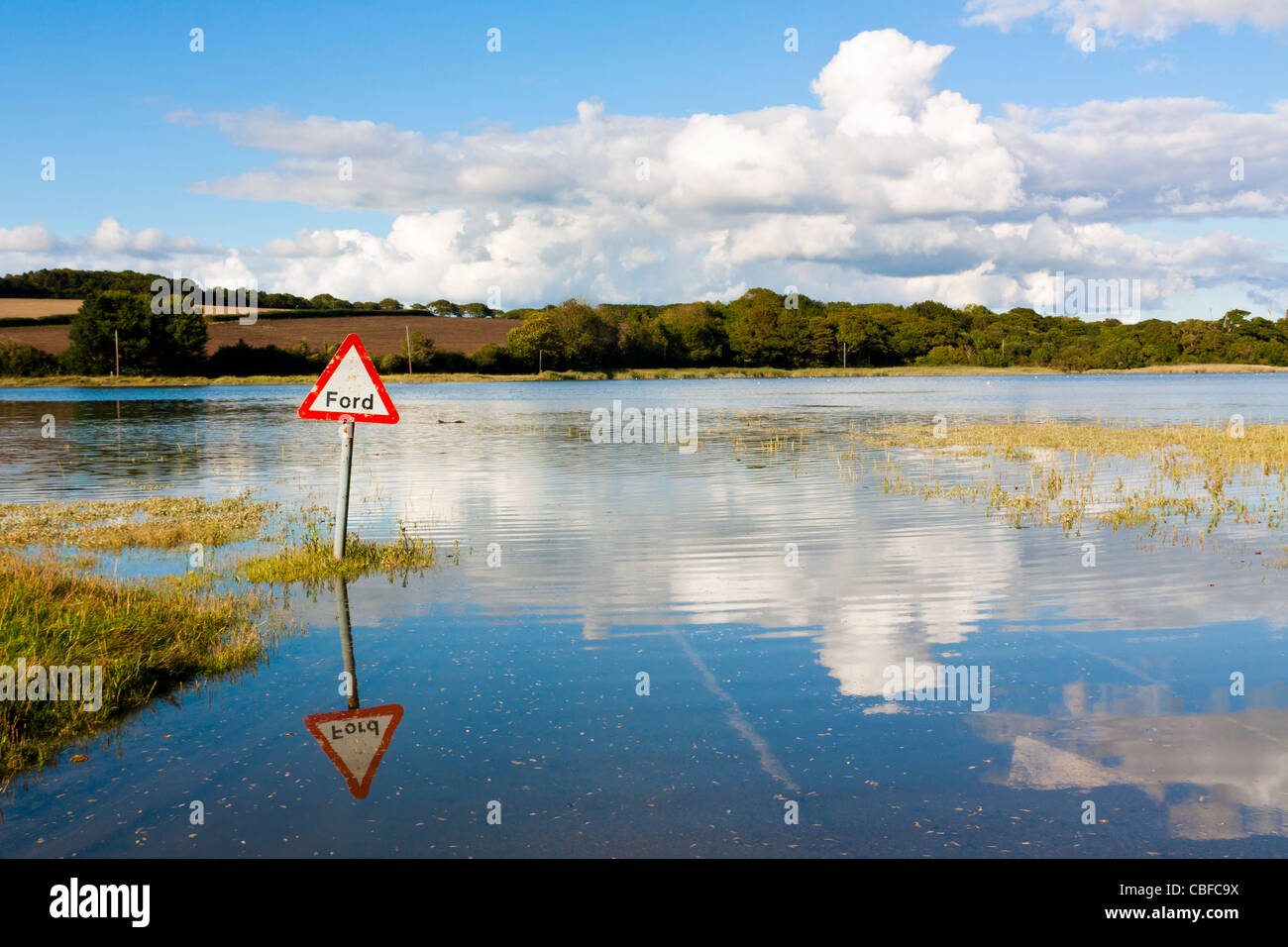 Río inundado vadear el punto en San Juan de Cornualles Inglaterra Foto de stock