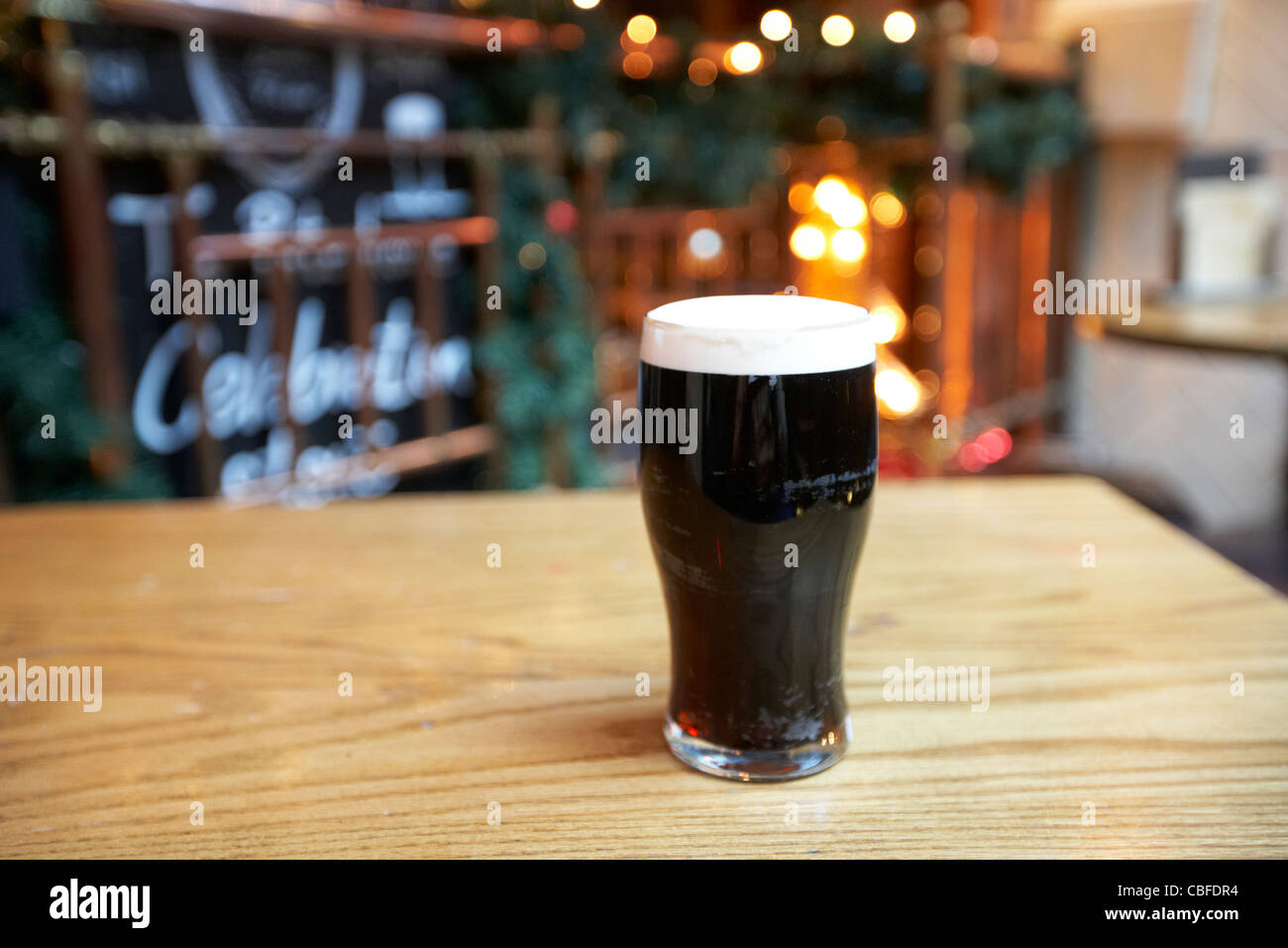 Pinta de cerveza negra sobre una tabla en un gastro pub Londres England Reino Unido Foto de stock