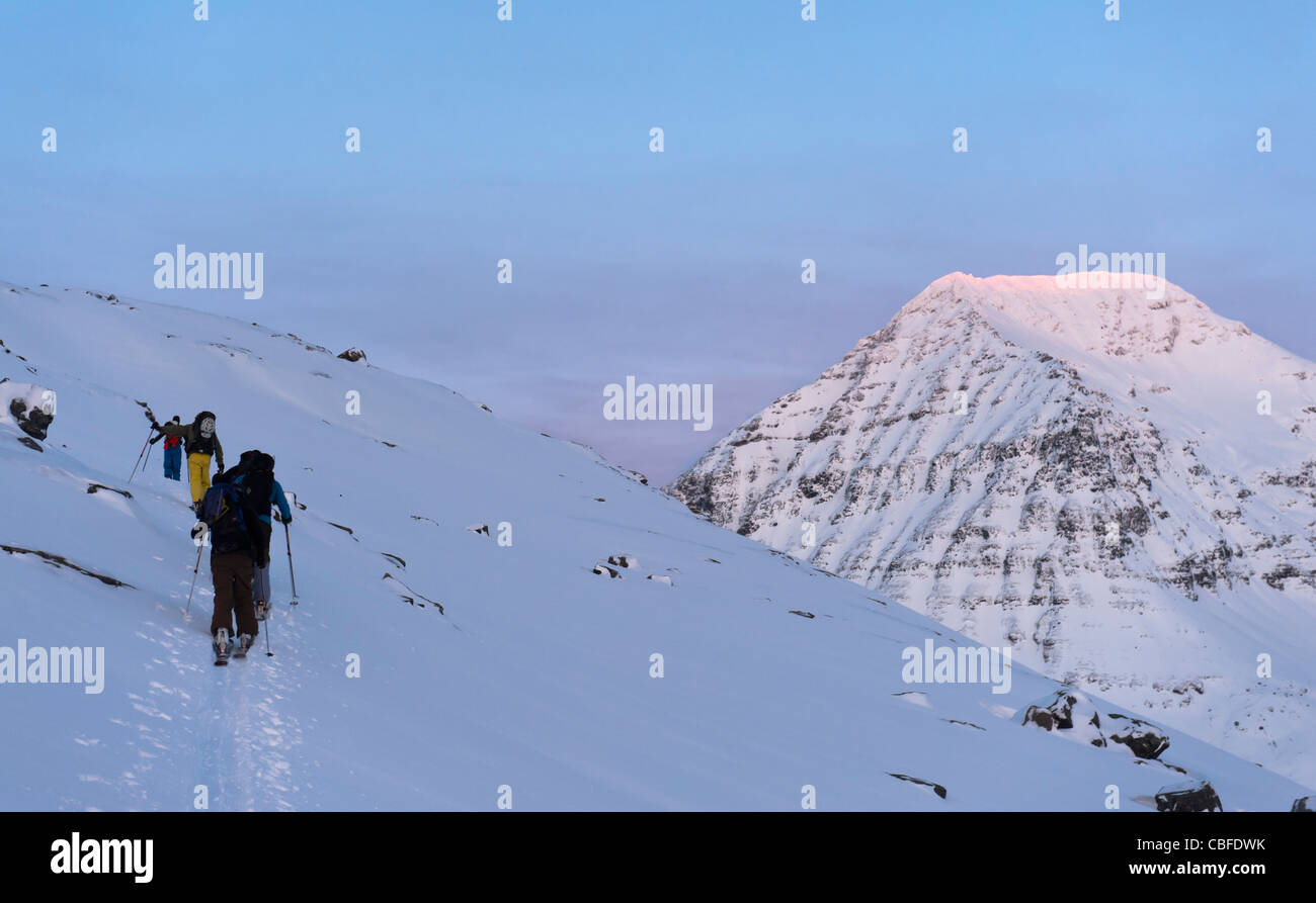 Ski-touring en Tamok, norte de Noruega durante la noche polar de temporada. Foto de stock