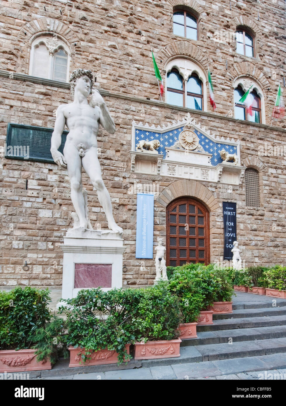 Europa, Italia, Toscana, Florencia, Palazzo Vecchio Entrada con copia de la estatua del David de Miguel Ángel Foto de stock