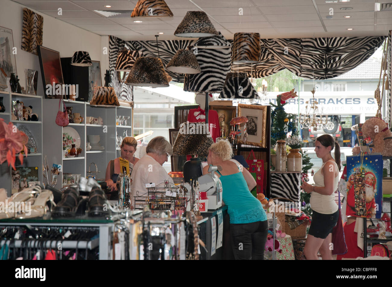 Oportunidad (caridad o ahorro) 'op' shop en Melbourne, Victoria, Australia Foto de stock