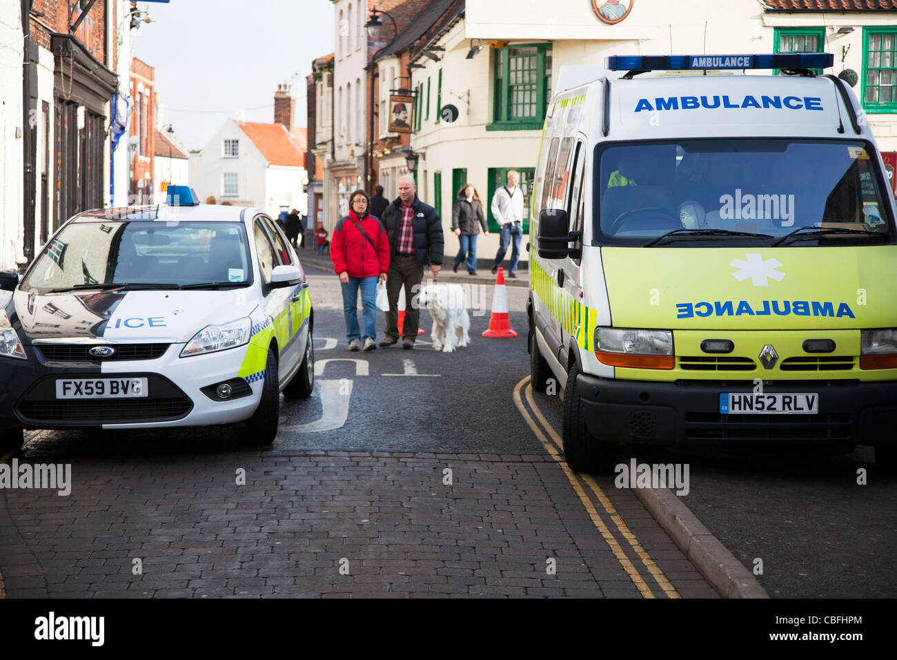 Louth mercado victoriano, Lincolnshire, Inglaterra, ambulancia y coche de policía aparcado al lado esperando la llamada de emergencia, gritar Foto de stock