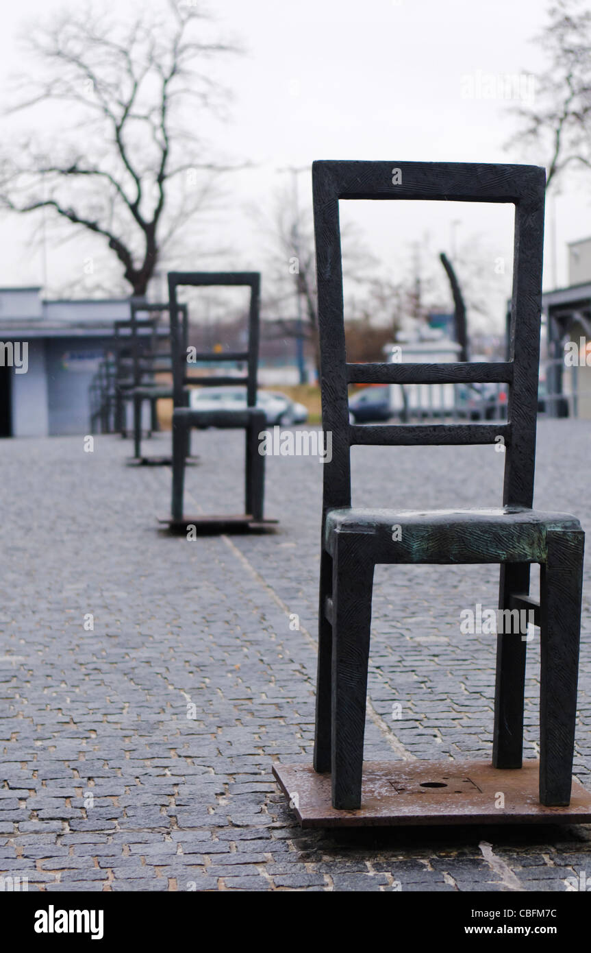 Instalación de arte en Plac Bohaterow Getta para conmemorar el Holocausto judío compuesto por 70 grandes sillas de hierro fundido Foto de stock