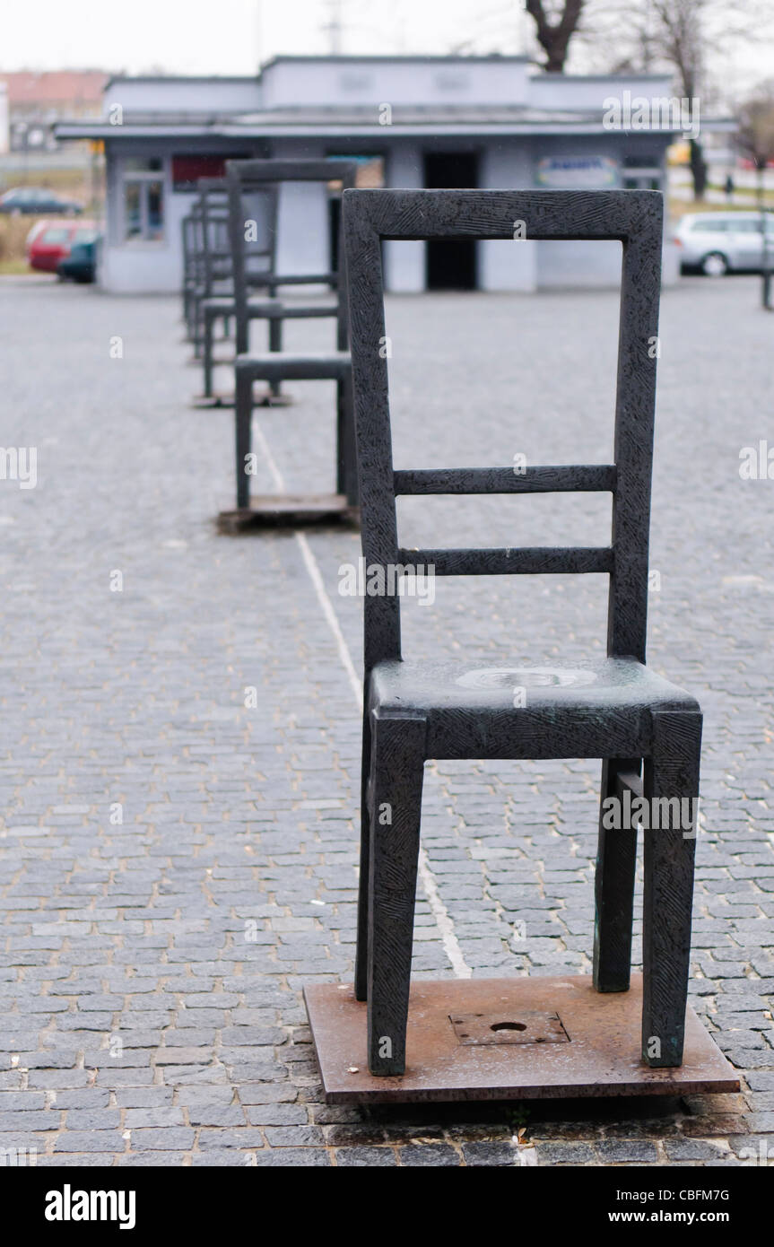 Instalación de arte en Plac Bohaterow Getta para conmemorar el Holocausto judío compuesto por 70 grandes sillas de hierro fundido Foto de stock