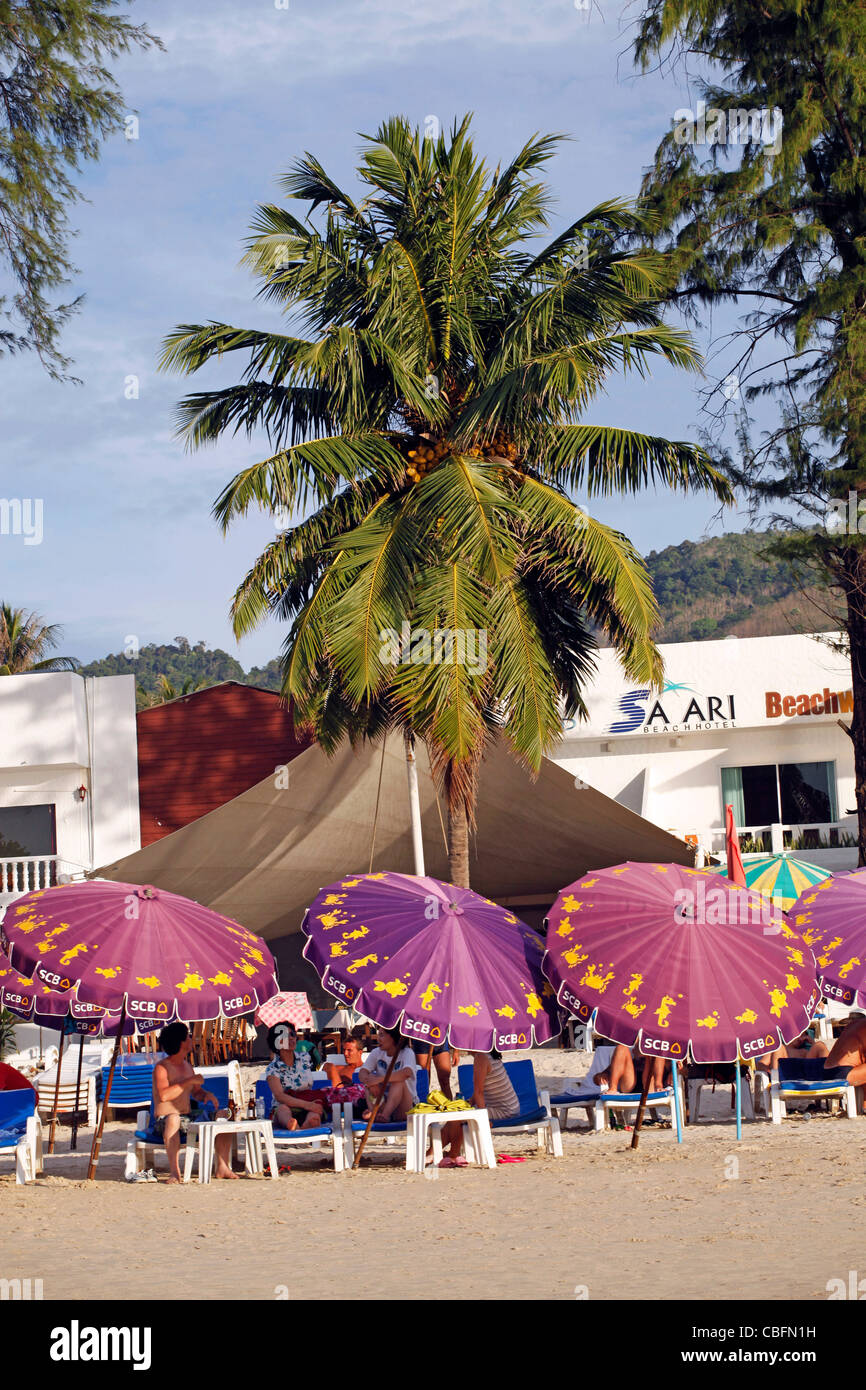 Holiday escena en la playa con hamacas y sombrillas en la arena de la playa  de Patong, Patong, Phuket, Tailandia Fotografía de stock - Alamy