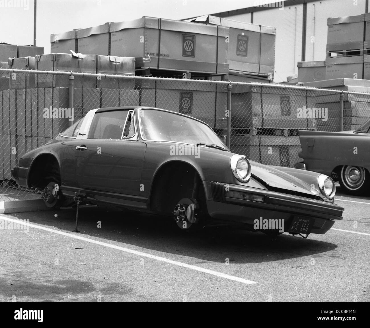 Porsche Carrera 1970 modelo estacionado con ruedas que faltan autos deportivos alemán Foto de stock