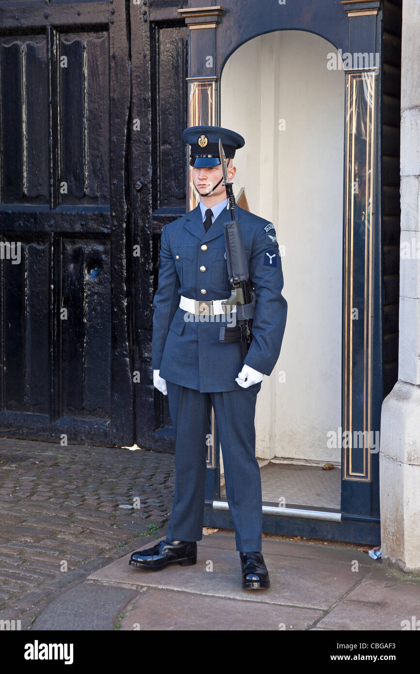 Londres, St James's Palace un regimiento de la RAF sentry Octubre 2011 Foto de stock