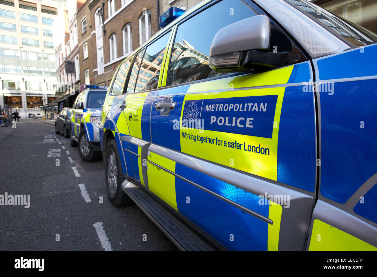 Los vehículos de la policía metropolitana con battenburg accidentada livery aparcado en compartimientos reservados onstreet Londres England Reino Unido reino unido Foto de stock