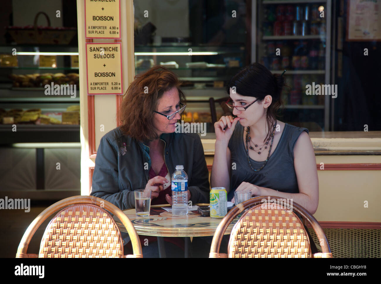 Madre e hija almorzando en París Francia, adulto, adulto, descansando, café, espectáculos, Francia, terraza Foto de stock