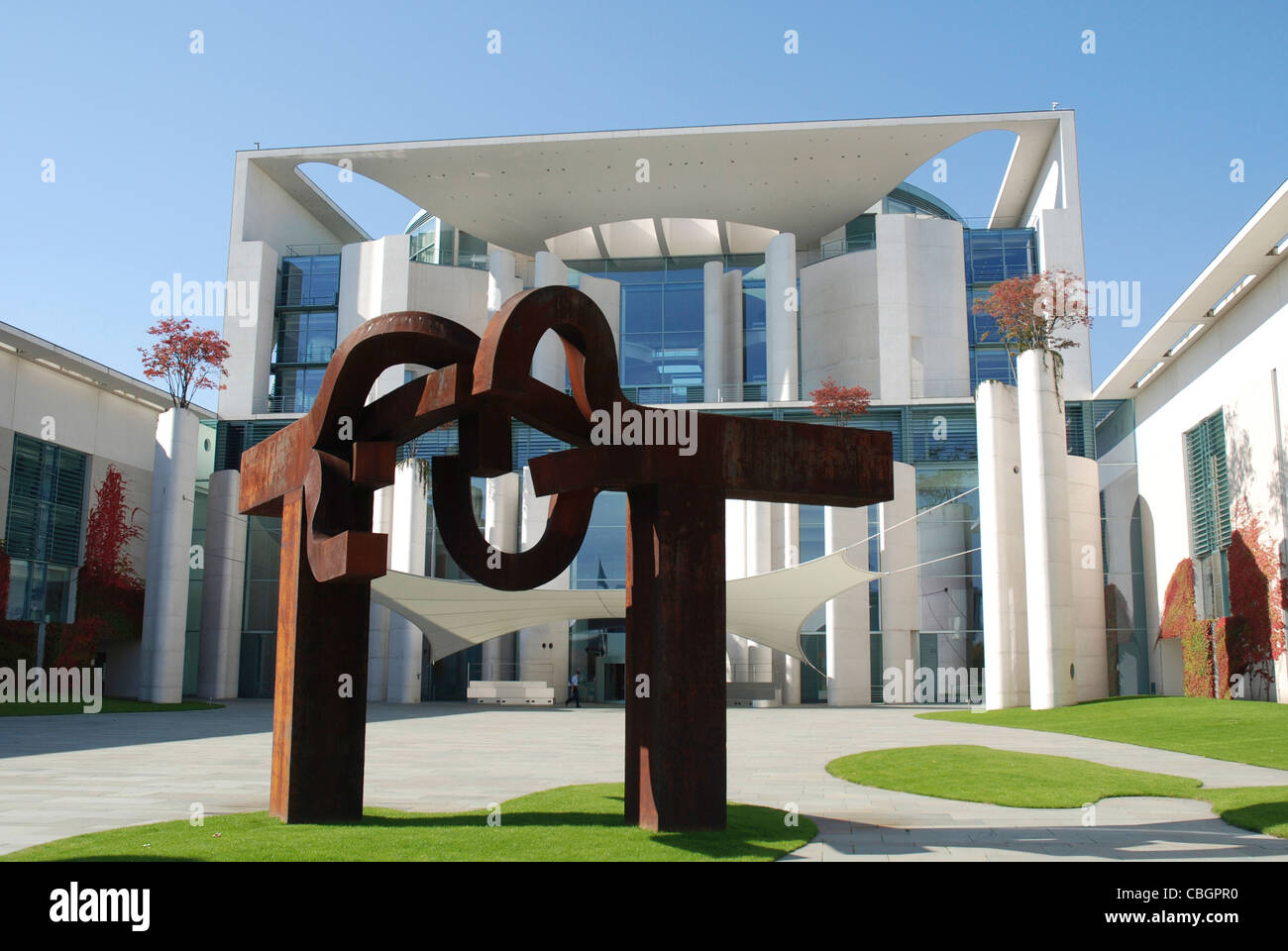 Cancillería Federal alemán en Berlín con la escultura de acero del escultor vasco Eduardo Chillida. Foto de stock