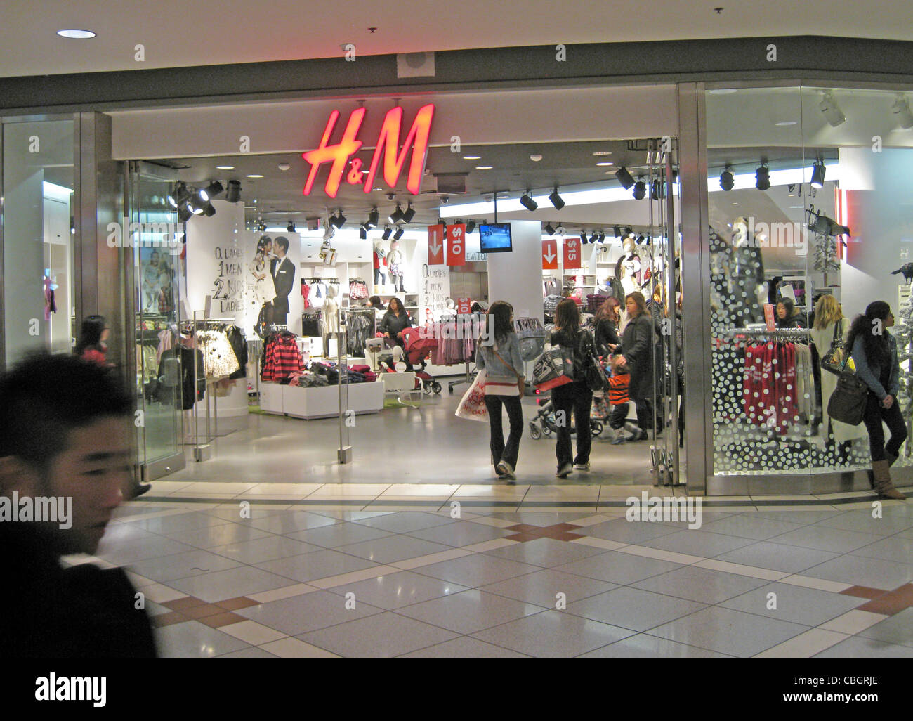 H&M tienda en el Toronto Eaton Centre shopping mall en Canadá. Foto Tony  Gale Fotografía de stock - Alamy