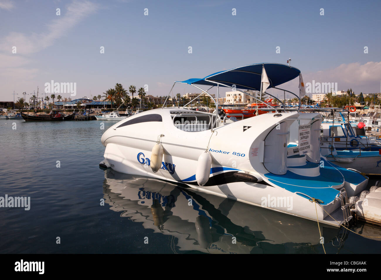 Paritetboat, Mirón Galaxy 850 barco con fondo de cristal en el puerto de Ayia Napa, Chipre. Foto de stock