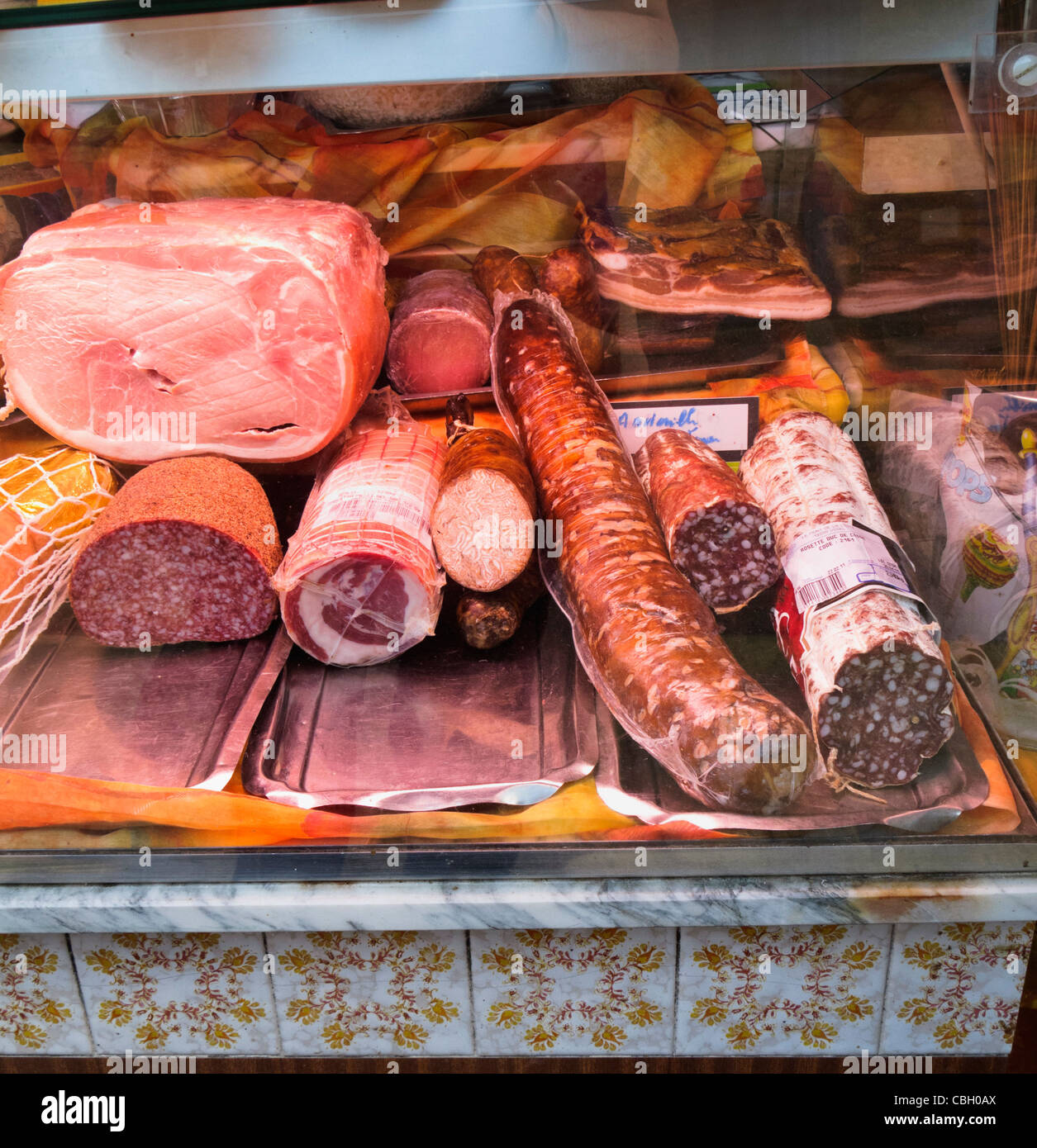 Ventana de la tienda de delicatessen en Francia Foto de stock