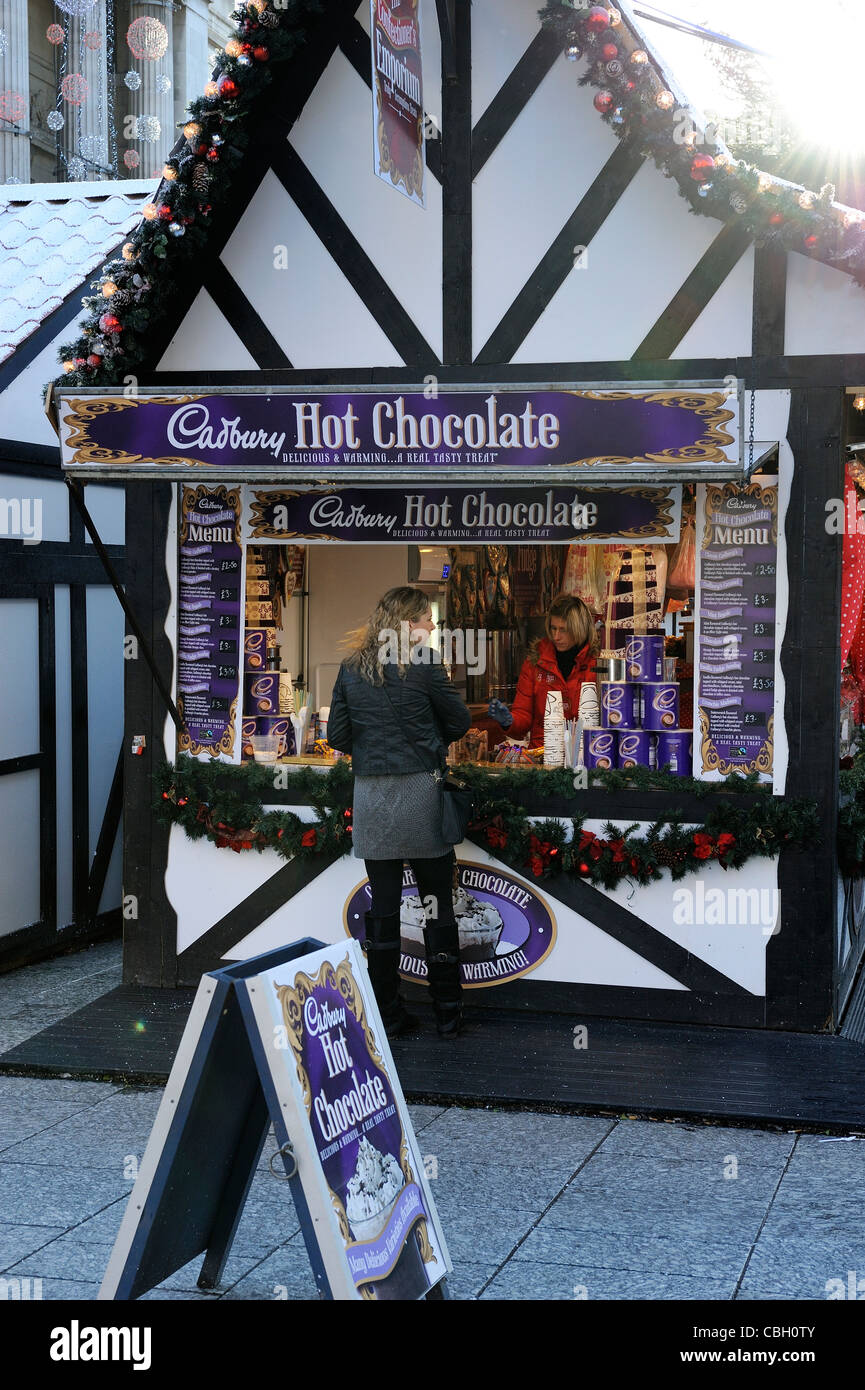 Variaciones de Cadbury's chocolate caliente que se vende en el mercado de navidad de Nottingham Inglaterra Foto de stock
