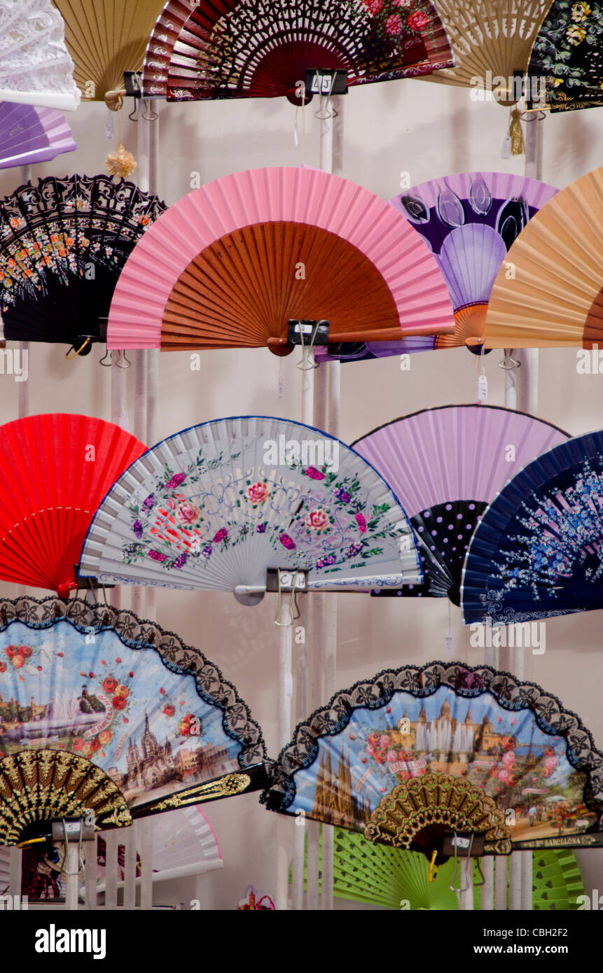 Abanicos típicos españoles con escenas taurinas y flamencas souvenirs