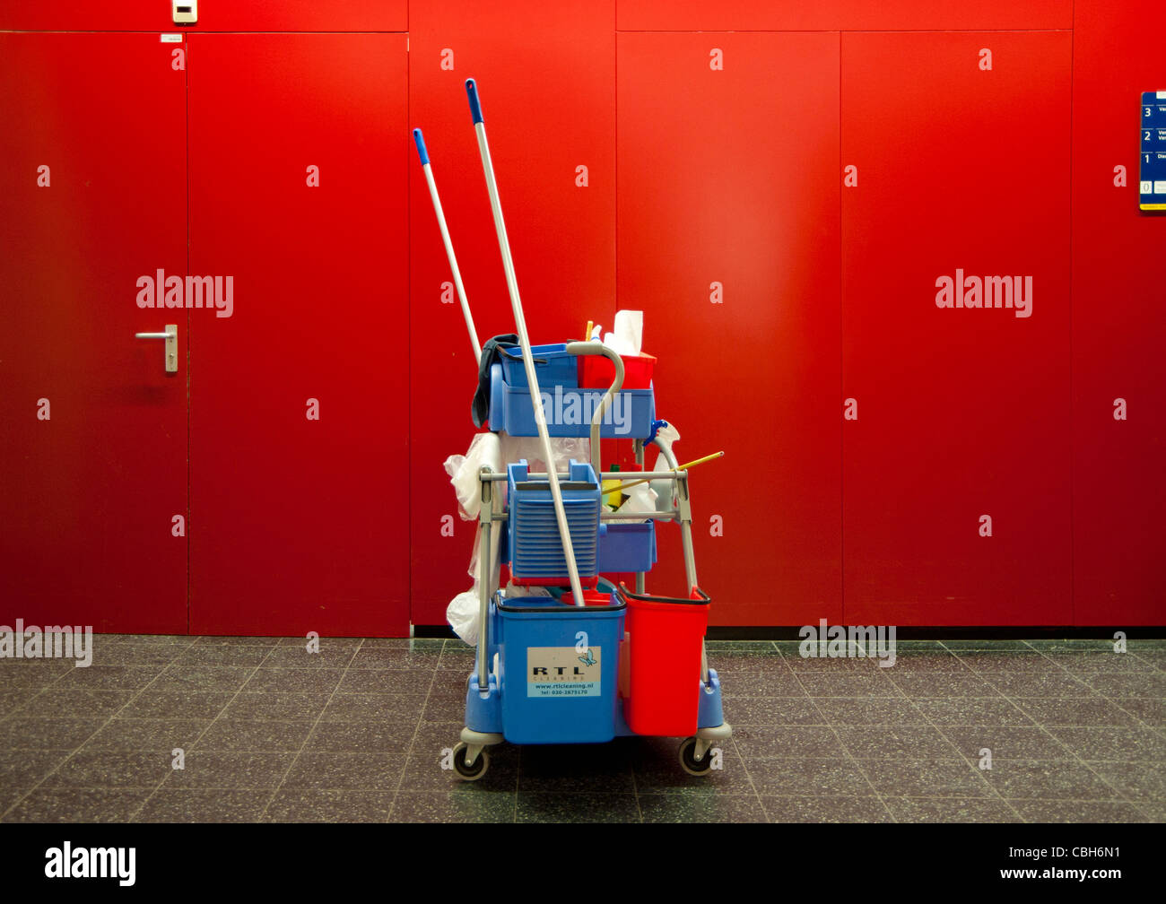 Composición con pared roja y productos de limpieza, sala, tensión, aventuras Foto de stock
