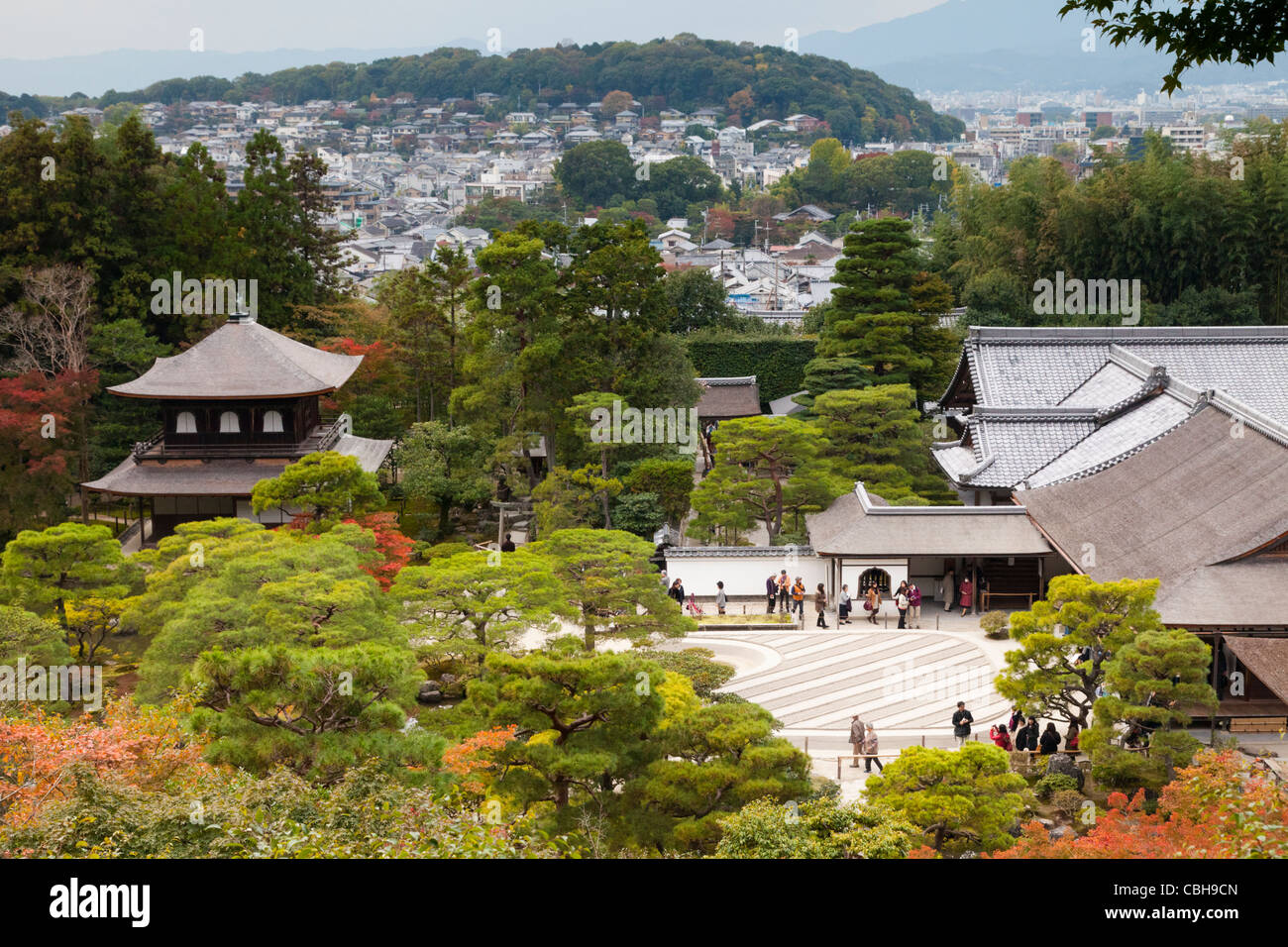 Ginkaku-ji y sus jardines, Kyoto, Japón, fotografiado en noviembre, un mes popular para ver colores del otoño en Japón. Foto de stock