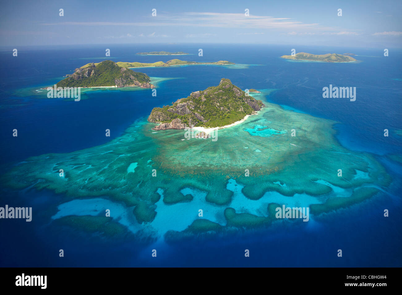 Isla Monuriki y arrecifes de coral, Islas Mamanuca, Fiji, Pacífico Sur - antena Foto de stock