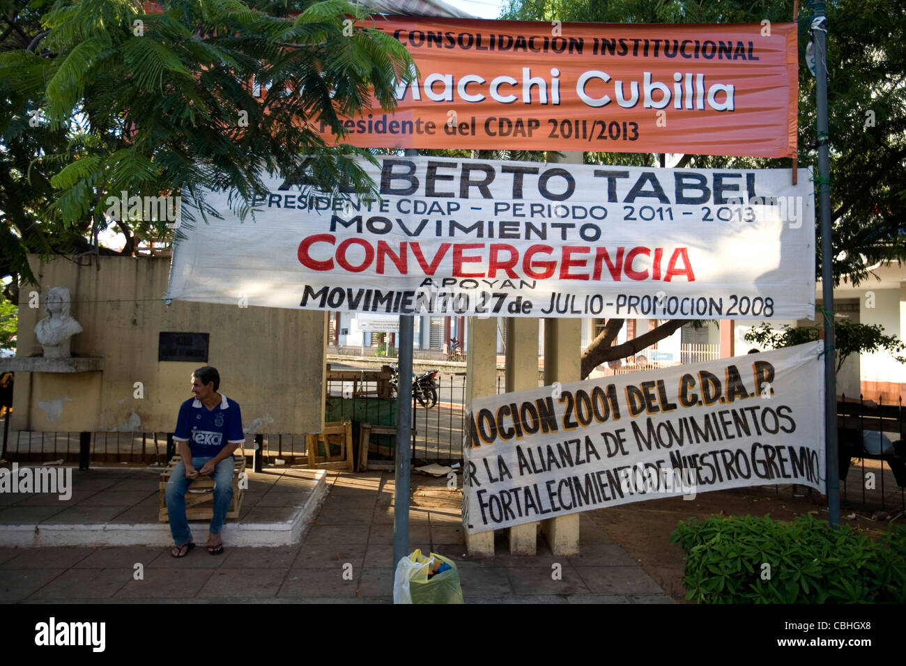 Pancartas de protesta desde el programa amplio para los afganos discapacitados (centro de despachantes de aduana paraguay) la costumbre de los empleados en el área del puerto Asuncion Paraguay Foto de stock